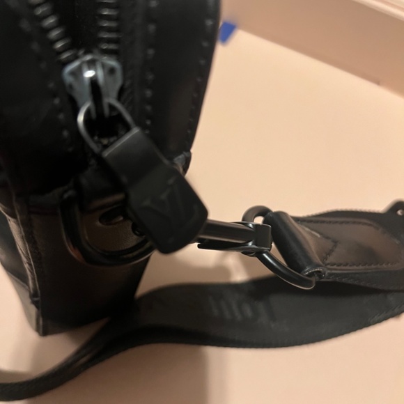 Louis Vuitton - Picture 2 of 13